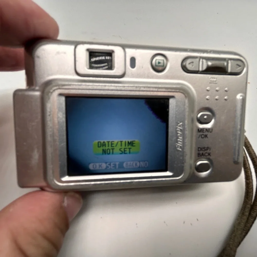 Fujifilm FinePix A400 Silver 4.1MP Digital Camera - AS IS Focus Error + 1GB xD